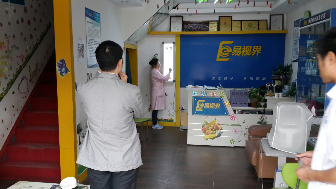 热烈欢迎南充陈先生到易视界实地考察体验！！
