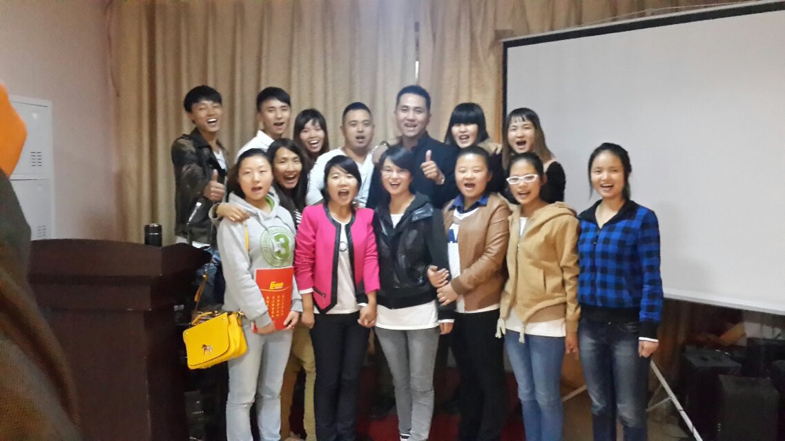 热烈欢迎浙江永康代理郦总带全体团队店面停业一周到易视界总部学习实践！！祝郦总生意兴隆！！团队越来越强大！！！