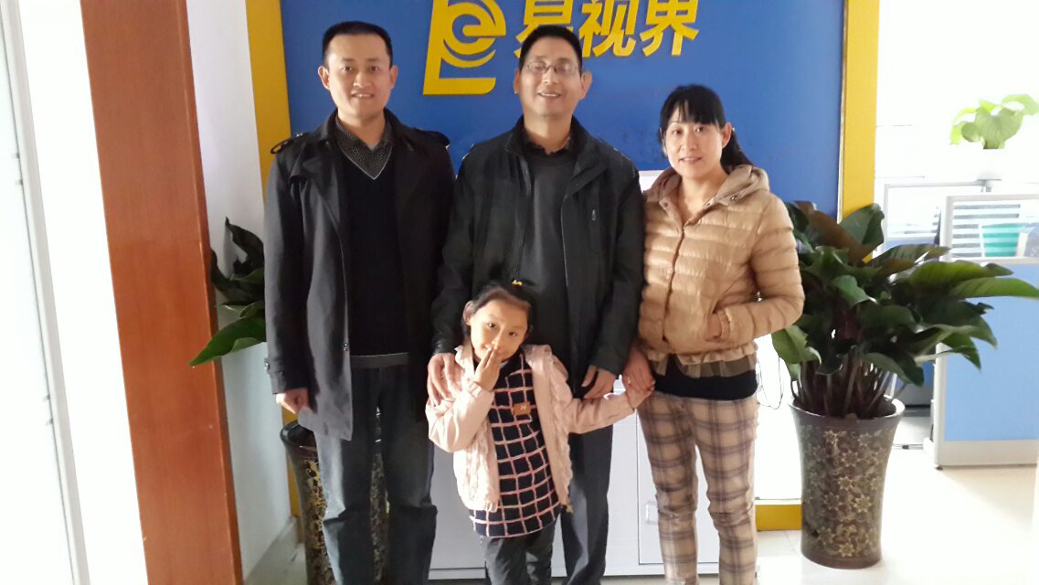 热烈欢迎李总及家人到易视界总部实地考察，热烈祝贺李总成功签约！！！预祝李总开业大吉，生意兴隆！！财源广进！！