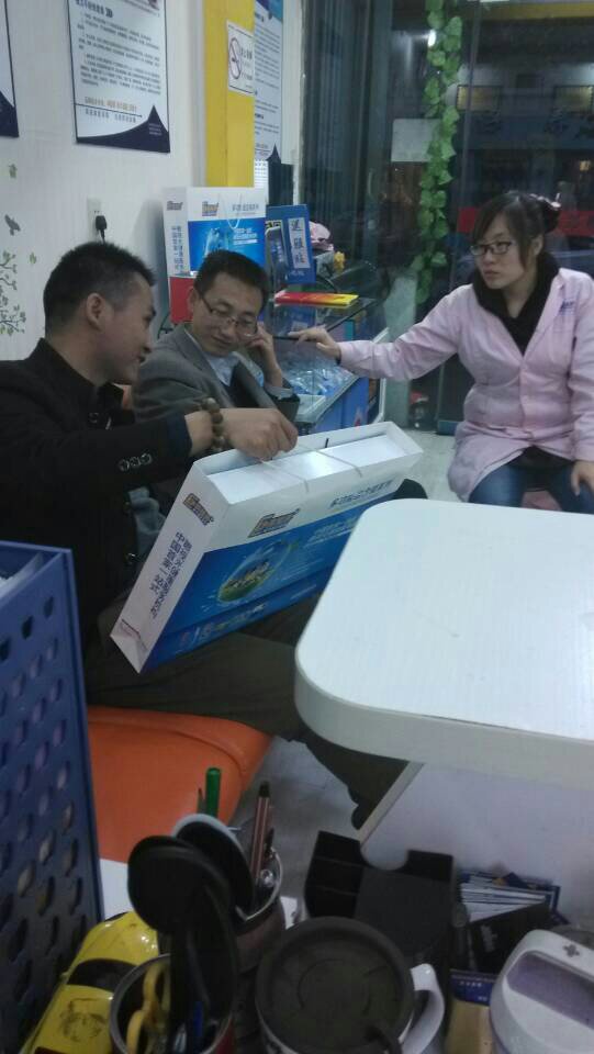 热烈欢迎宁夏吴忠喻先生冒雨考察易视界直营公司各店面！！