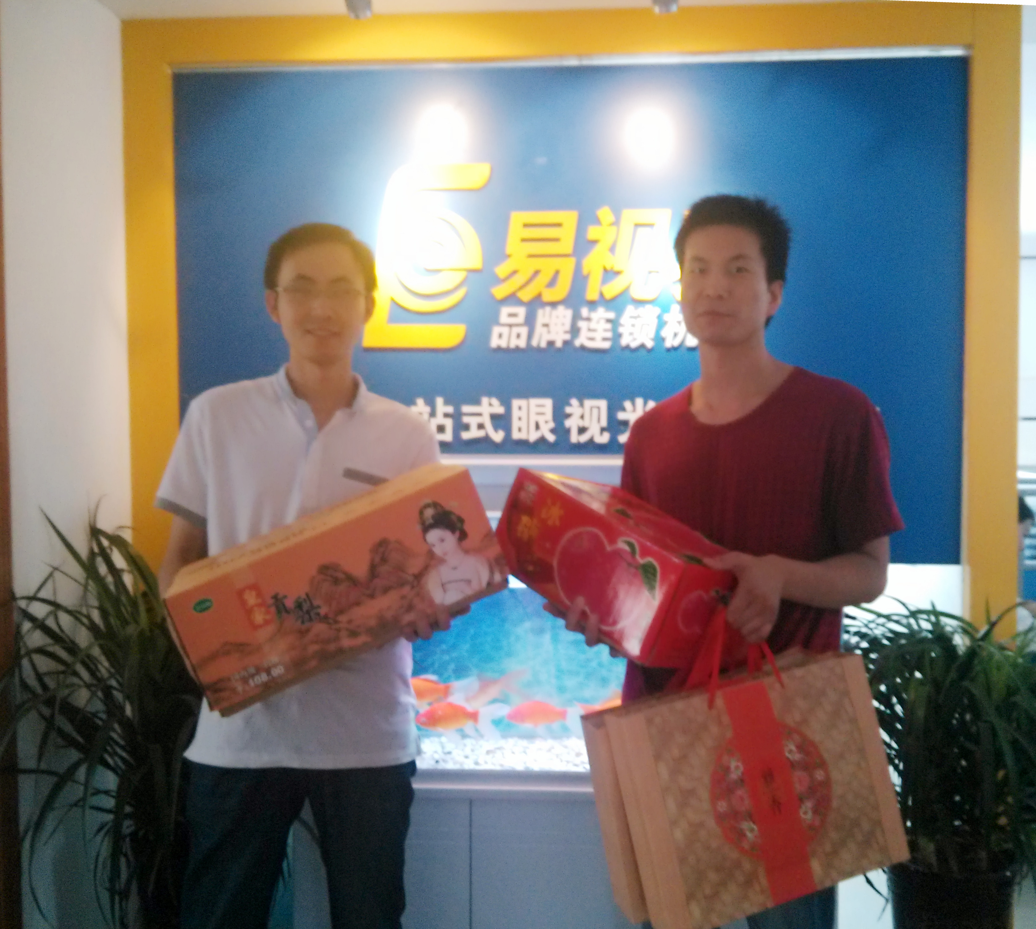 明月寄相思千里送真情 易视界邮寄百份月饼给员工家人表谢意！