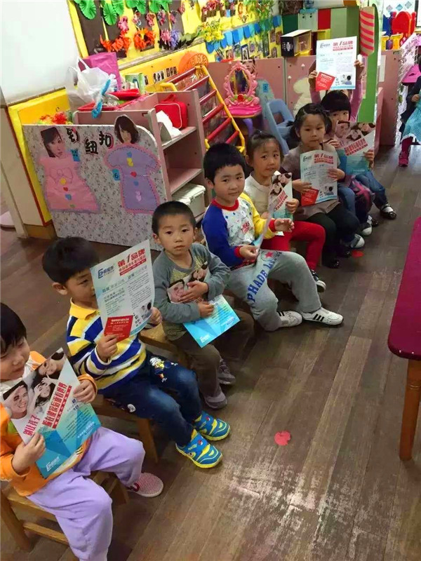 易视界走进学校免费视力普查