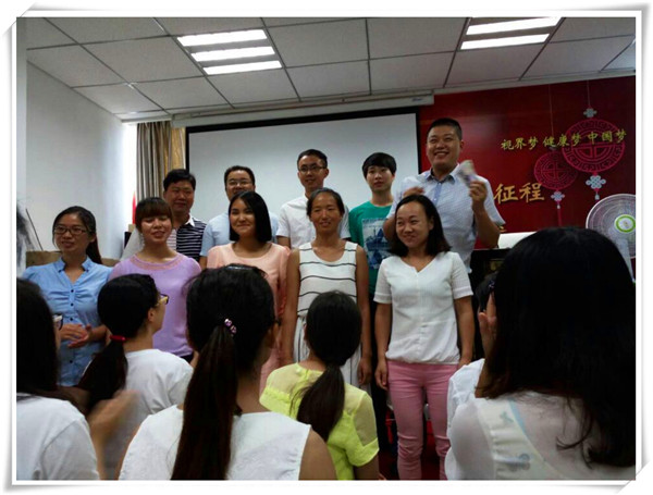 易视界获奖的伙伴上台领奖