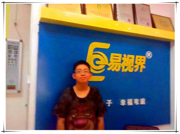 来易视界视力提升会所做眼睛的美国华侨小帅哥