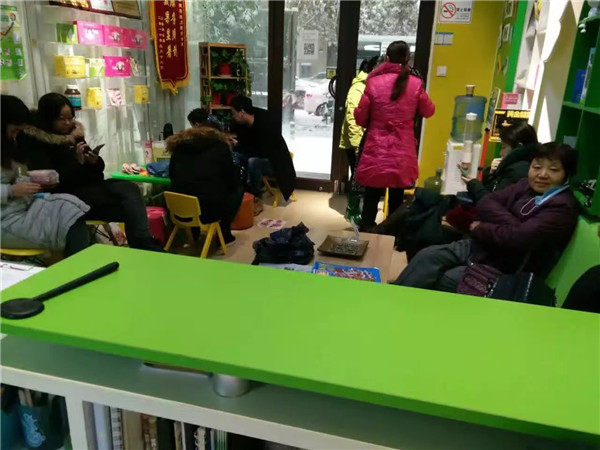 关爱青少年视力健康 易视界人下雪天依旧坚守在岗位上