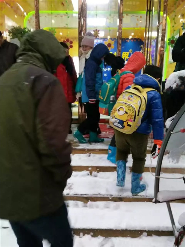 前往易视界视力提升会所店矫正的家长和孩子们