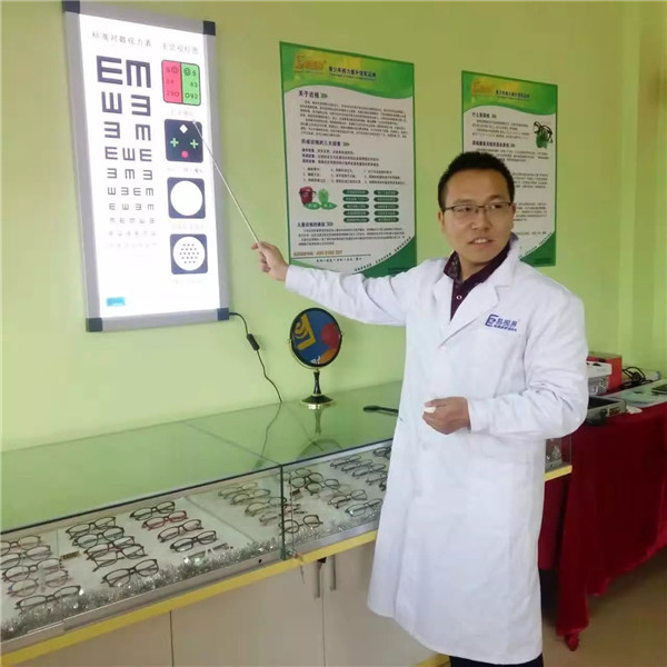 易视界工作人员正在认真的为孩子检测视力