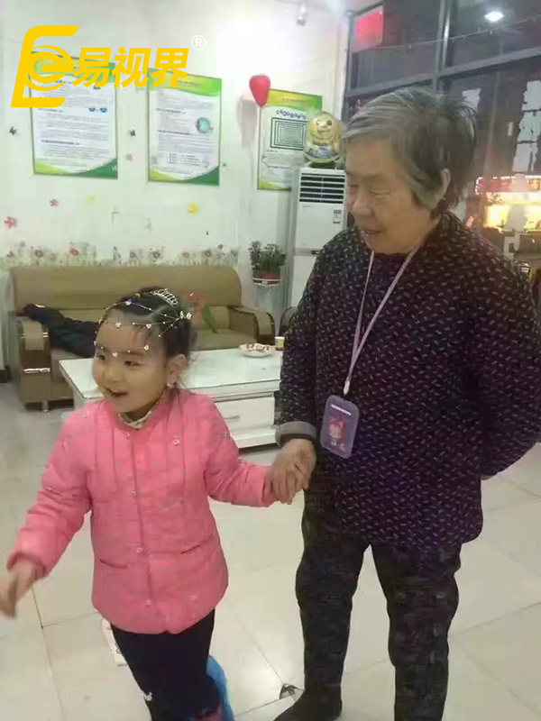 易视界矫正弱视效果怎么样 孩子提升效果好家长送锦旗致谢