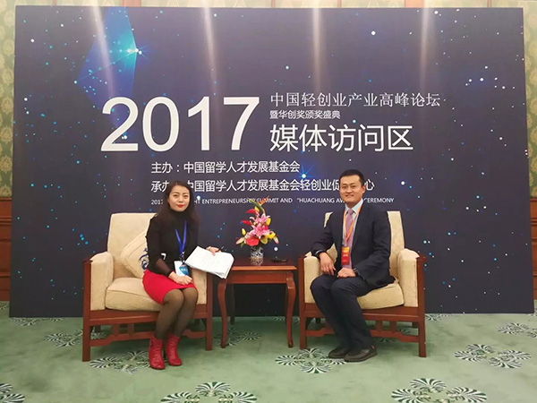 主持人采访易视界实业集团总经理陈奇先生