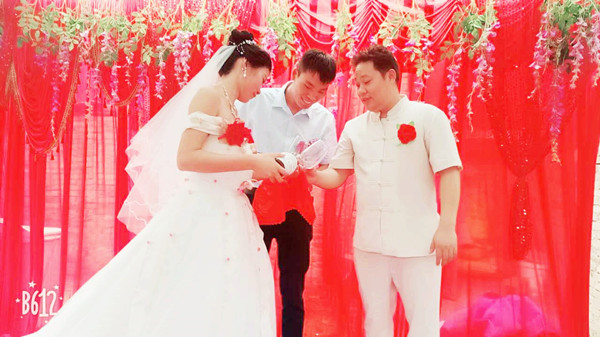 易视界岳总献上新婚祝福
