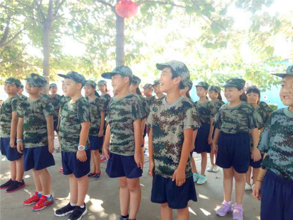 孩子们开心准备迎接各项挑战