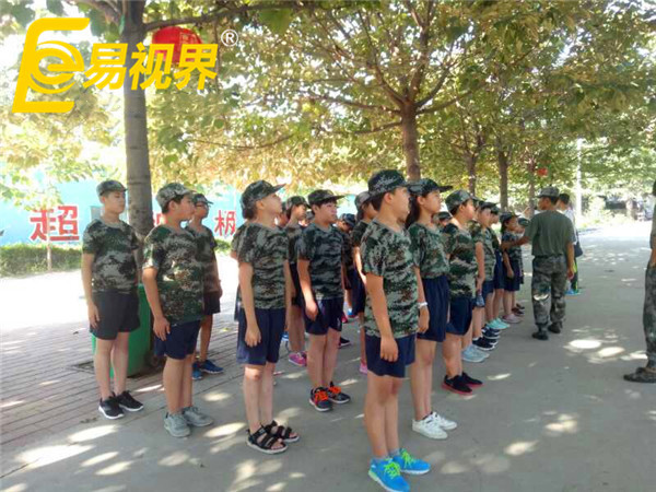 体验军旅生活的小朋友们