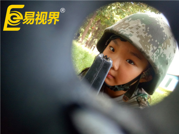 认真练枪中的小朋友