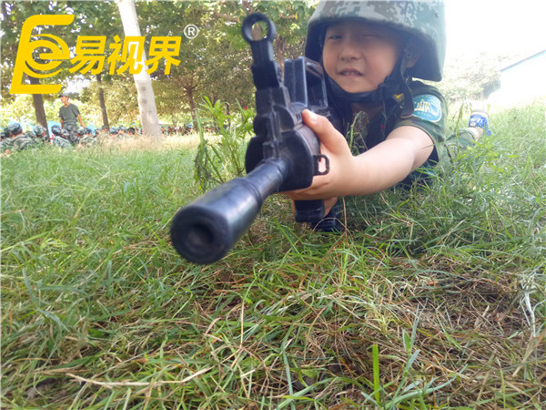小朋友脸上认真中带着欣喜