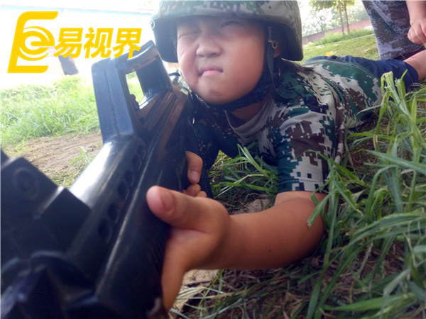 瞄准目标准备开火