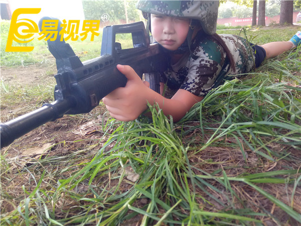 瞄准目标准备开火
