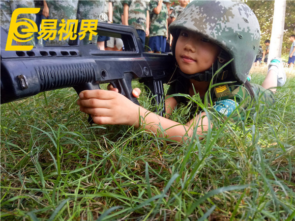 认真练枪中的小朋友