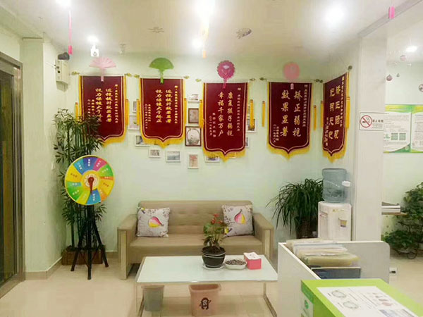 易视界朝凤店内收到的家长赠送的锦旗