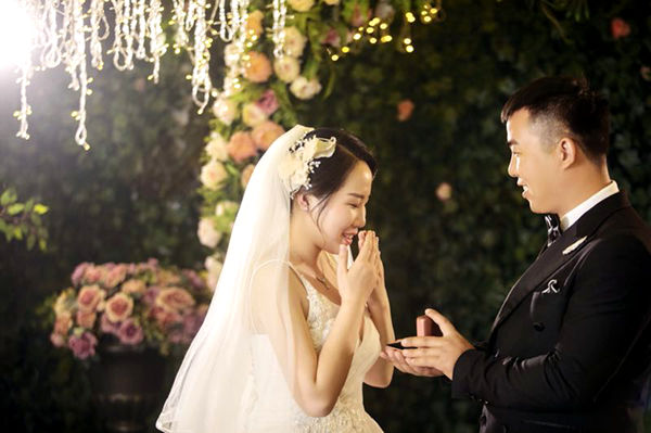 易视界全体成员祝史雅琼伙伴新婚快乐百年好合