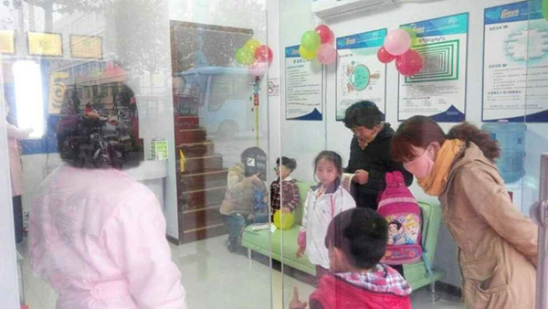 易视界薛城店试营业家长在店里咨询
