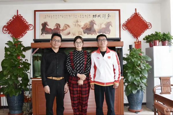 热烈欢迎北京双奥集团尤小龙总裁、中国著名戏歌双栖明星王光姣莅临易视界参观