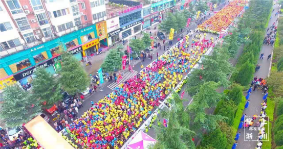 2019首届淅川国际半程马拉松激情开跑，易视界石斛手机眼贴荣耀冠名赞助