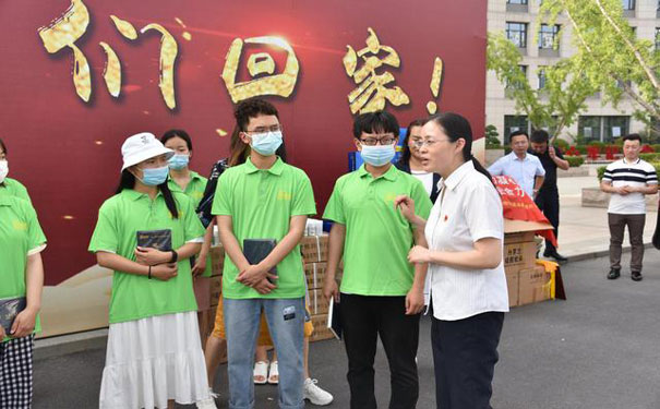同学们认真聆听院知名(侯小坤院长)讲话