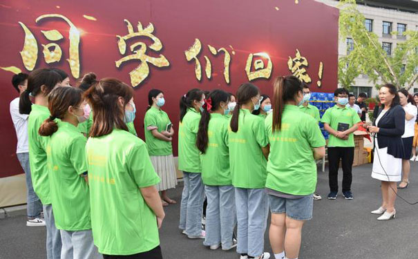 同学们认真聆听校知名(郭媛副校长)讲话