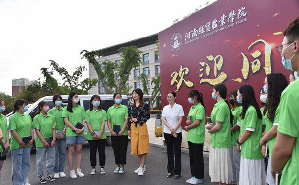 同学们认真聆听院知名知名(杨晓燕书记)讲话
