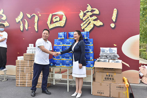 经贸学校郭媛副校长与易视界品牌创始人岳清江先生共同出席捐赠仪式
