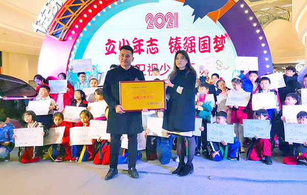  易视界品牌创始人陶国文与河南卫视制作组主任廖璐合影