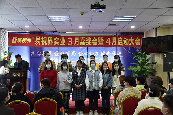 3月份表现优秀的伙伴上台领奖
