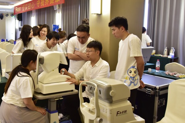 认真跟老师学习中