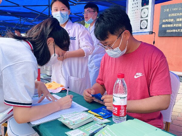 易视界为需要帮助的青少年学生赠送了《免费验配眼镜卡》