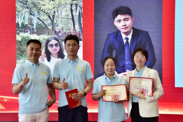 易视界2024年4月优秀店长奖获得者上台领奖