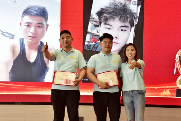 易视界2024年4月积分新人奖获得者上台领奖