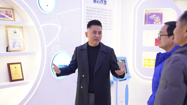 易视界集团总裁陶国文先生与阿呆猫数字科技集团董事长陈达伟一行