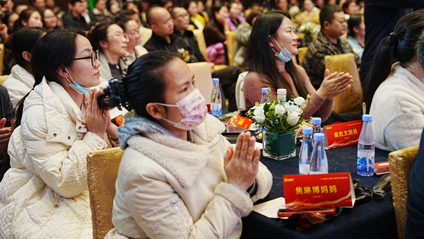 易视界17载感恩如光同行共同守护清晰视界