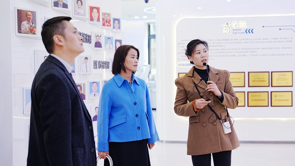 经贸职业学院校领导们莅临易视界访谈