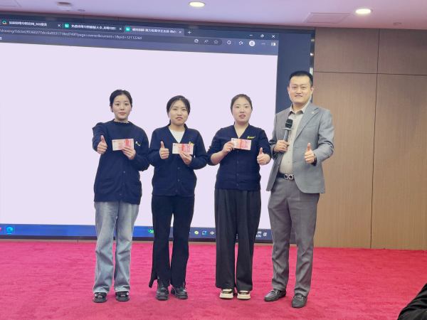 表现优秀的易视界伙伴上台领取属于自己的荣誉和奖励