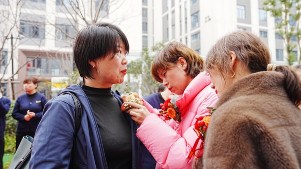 易视界小伙伴为客户戴胸花