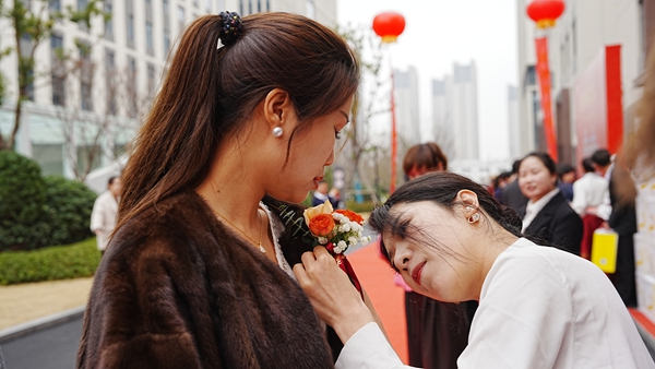 易视界小伙伴为客户戴胸花