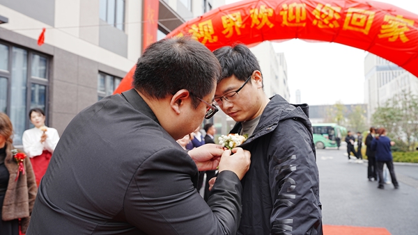 易视界小伙伴为客户戴胸花