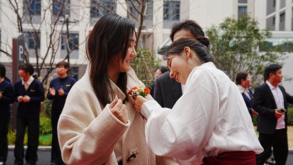 易视界小伙伴为客户戴胸花