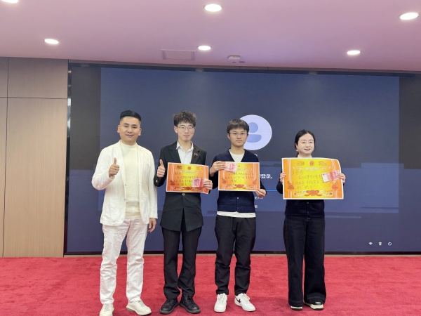 表现优秀的易视界伙伴上台领取属于自己的荣誉和奖励