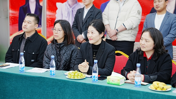 经贸职业学院校领导们认证聆听经贸娇子发言