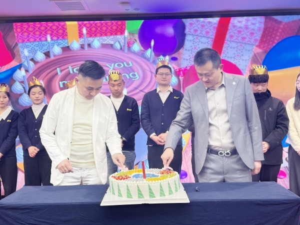 易视界温馨的集体生日