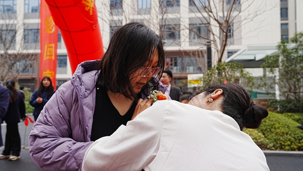 易视界小伙伴为客户戴胸花