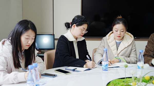 经贸职业学院校领导们认证聆听经贸娇子发言