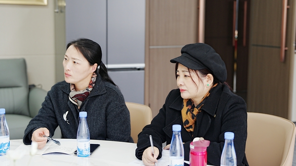 经贸职业学院校领导们认证聆听经贸娇子发言